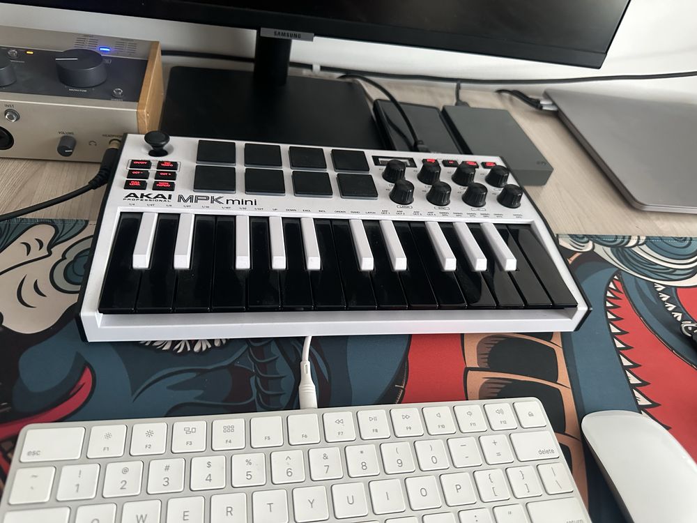 Миди Клавиатура AKAI MPK mini