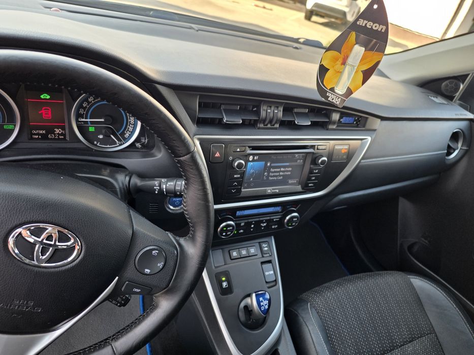 Toyota Auris hybrid sau schimb(doar cu lexus is300h)