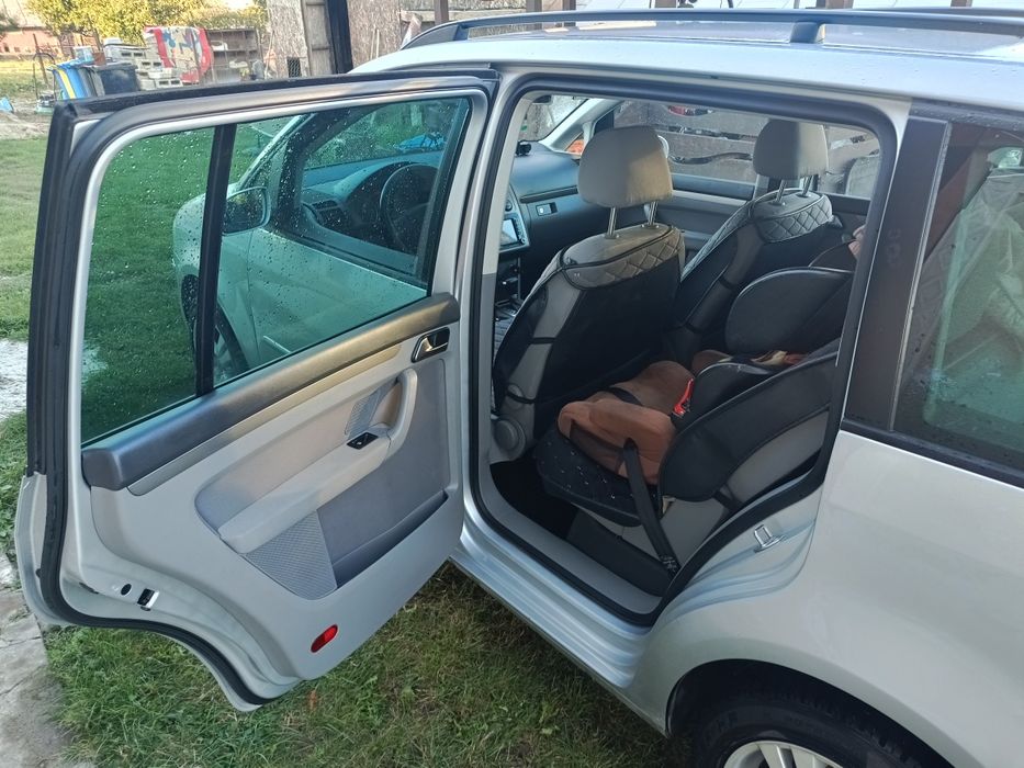 Vând Volkswagen Touran