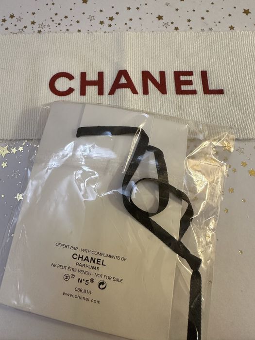Аксесоар Chanel 5 L’eau Christmas +подарък chanel гъбичка