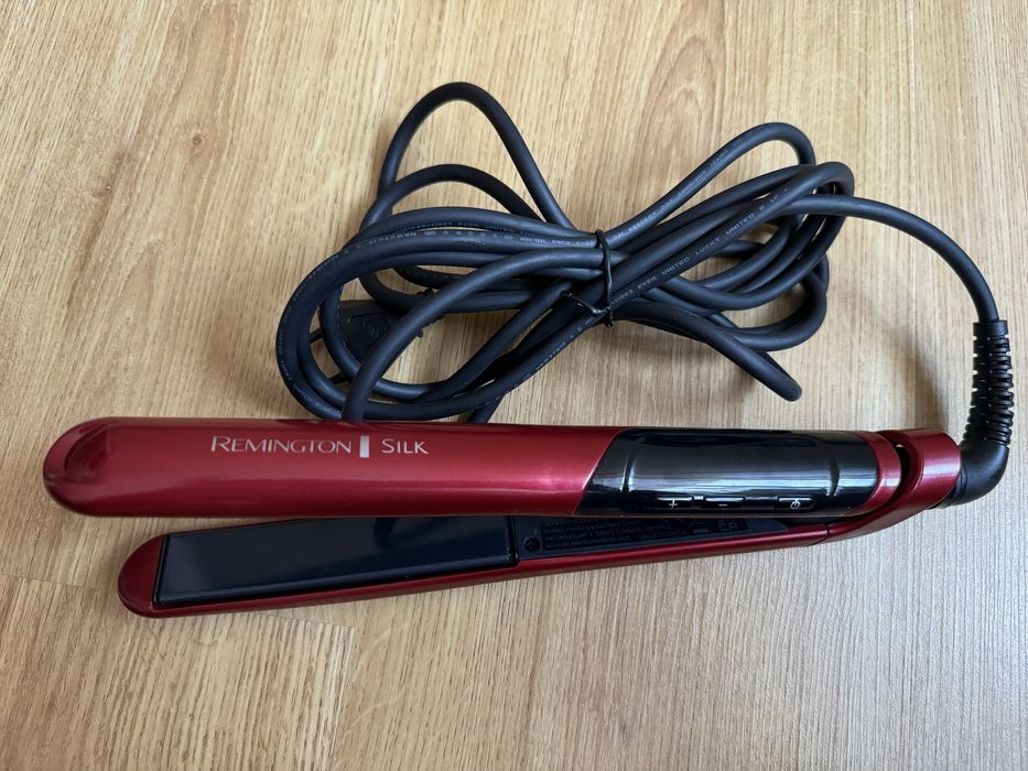 Placă de îndreptat părul Remington Silk S9600