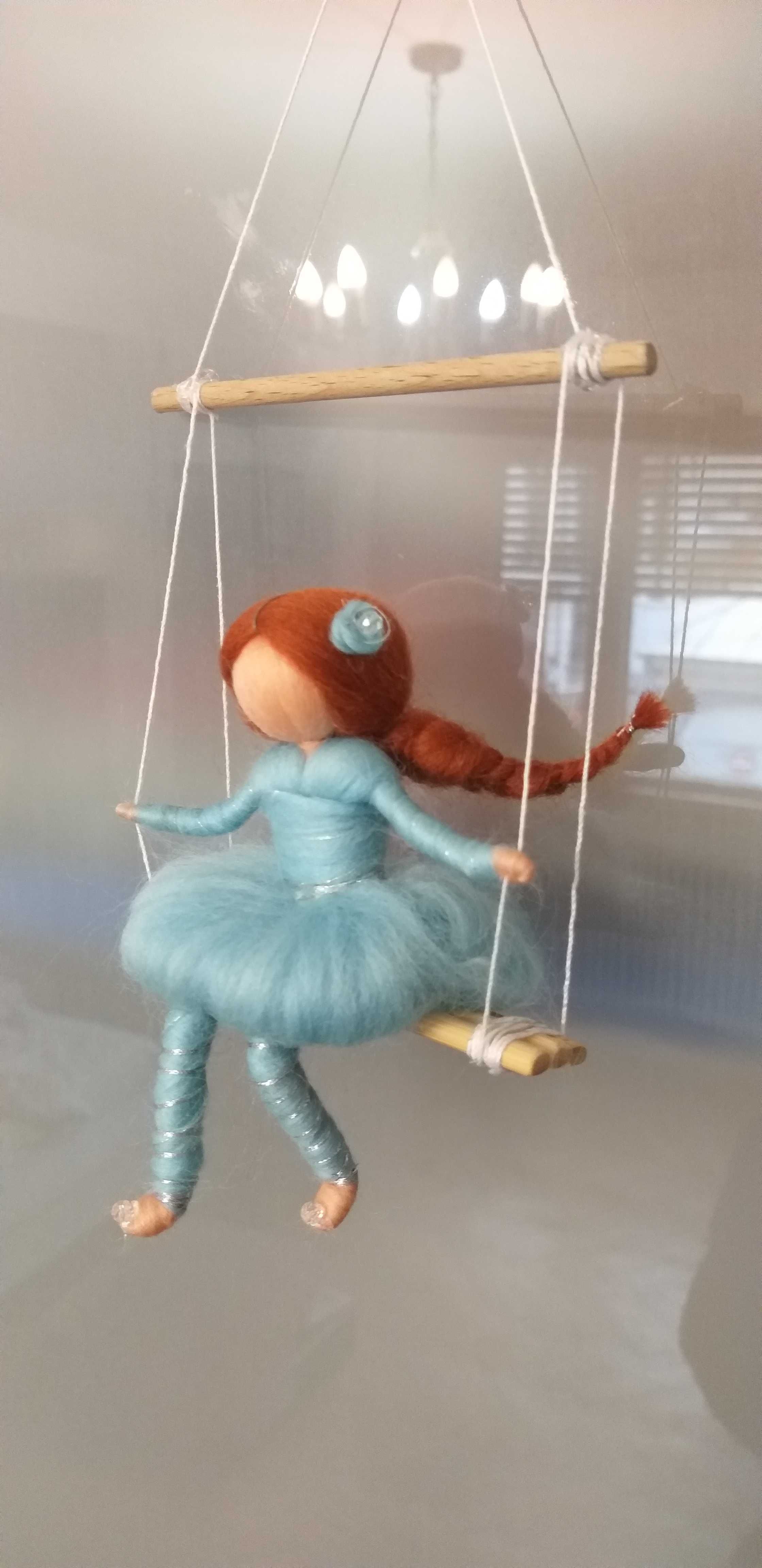 Fetiță pe leagăn- Figurină din lână inspirată din pedagogia Waldorf.