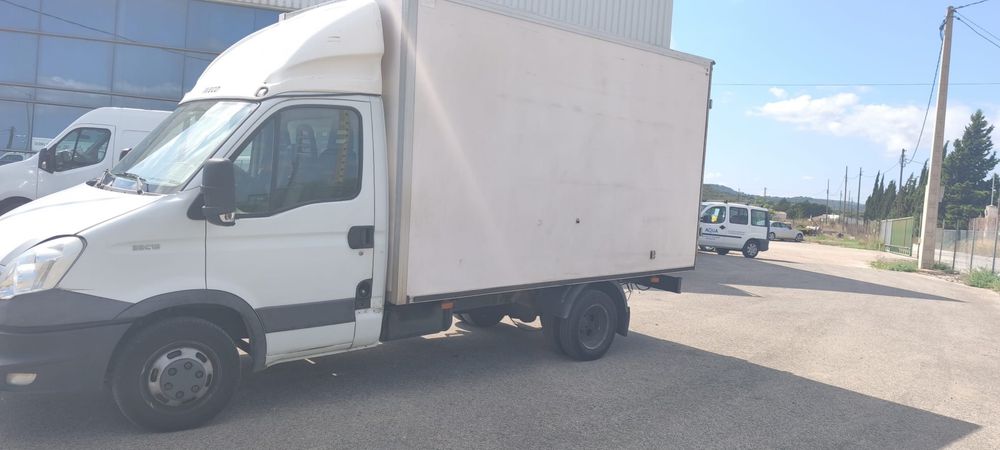 Vand cub pentru depozitare cu usi in spate