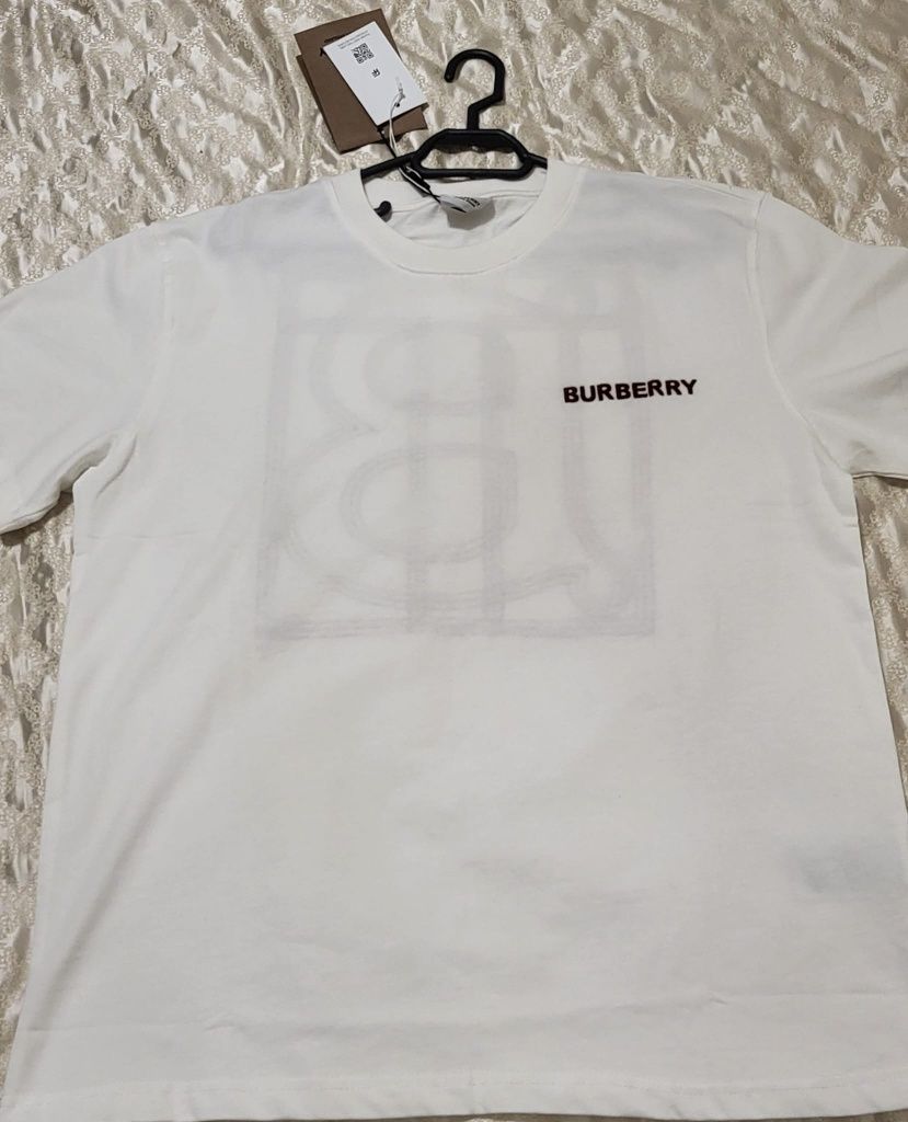 Vând tricou Burberry