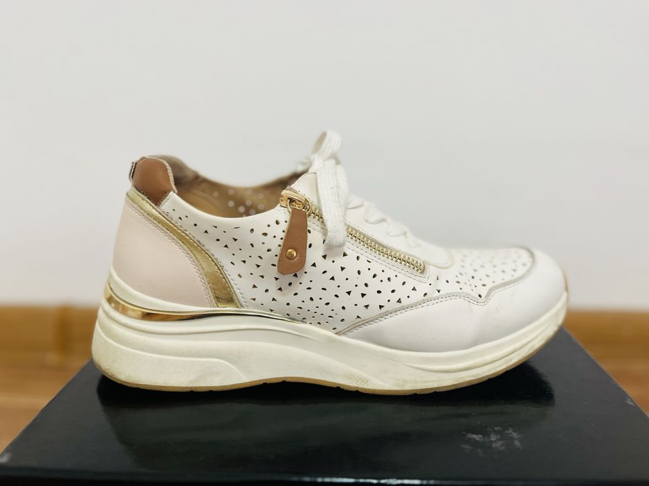 Белые кроссовки, в хорошем состояний.