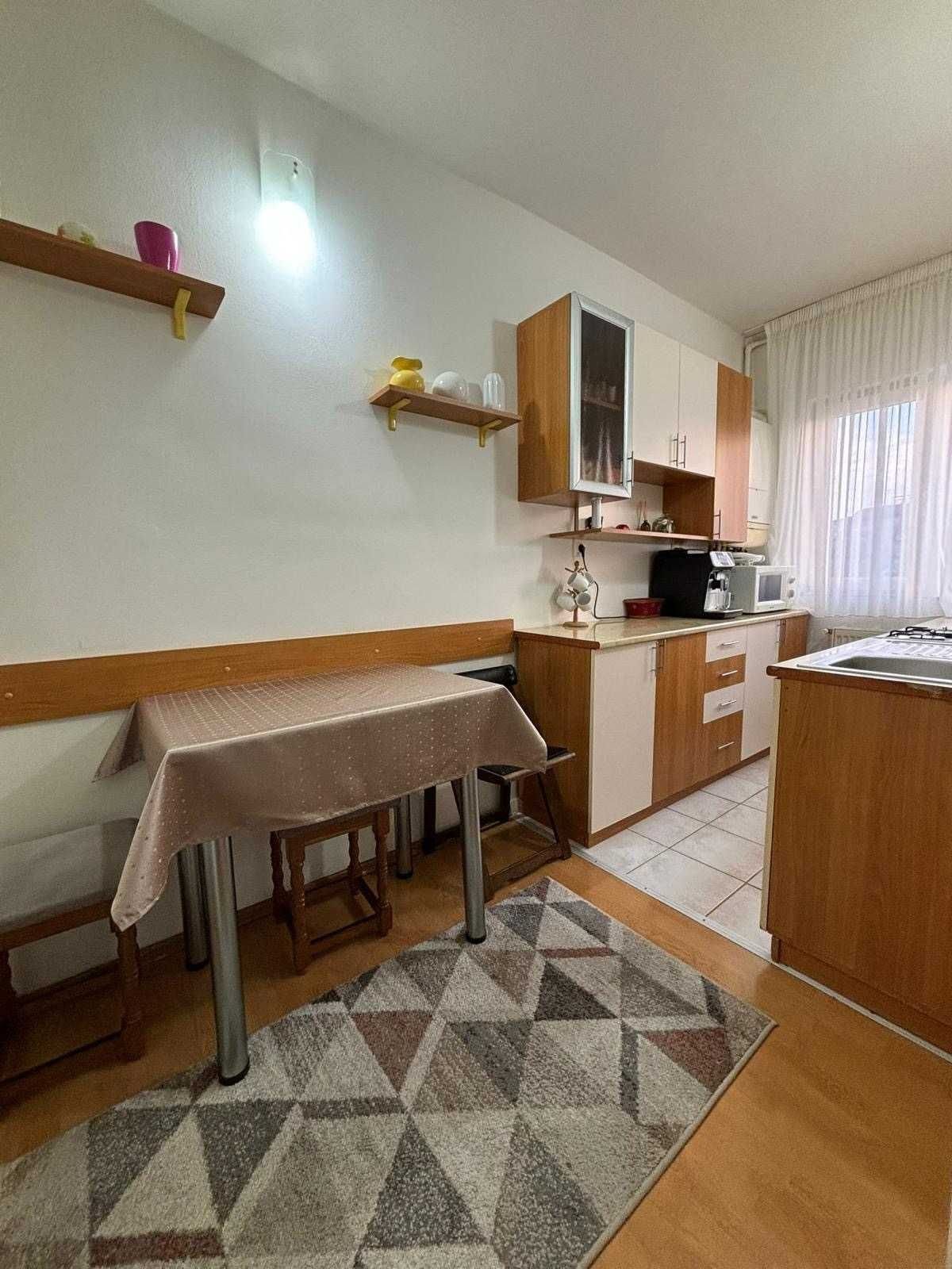 Apartament 2 camere si balcon zona Dumbrava etaj 3