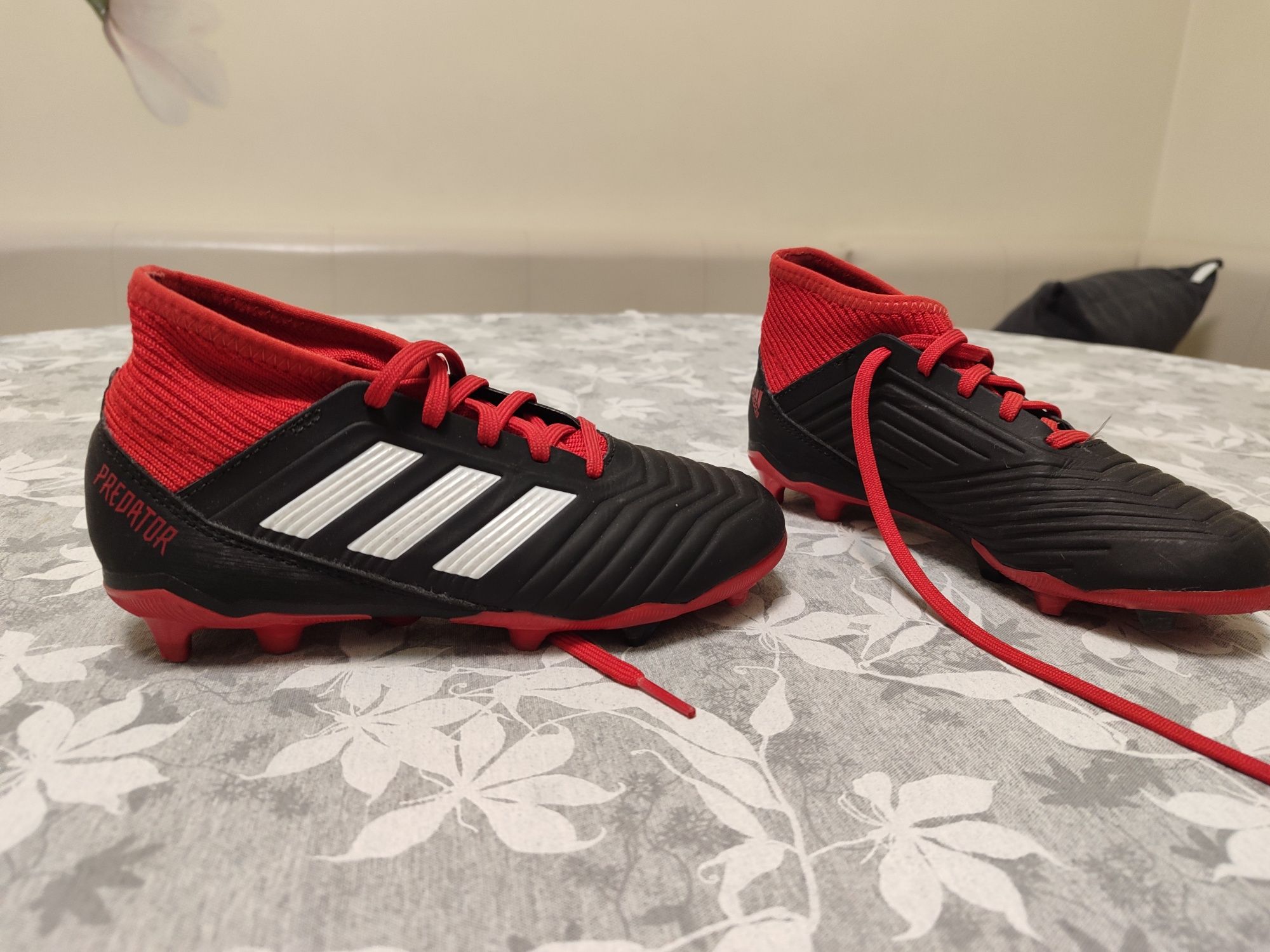 Футболни обувки Adidas predator номер 32