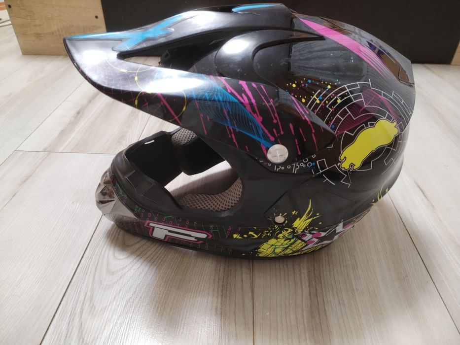 Vând casca cros  în perfecta stare