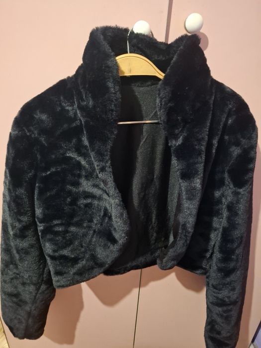 Късо черно пухено палто