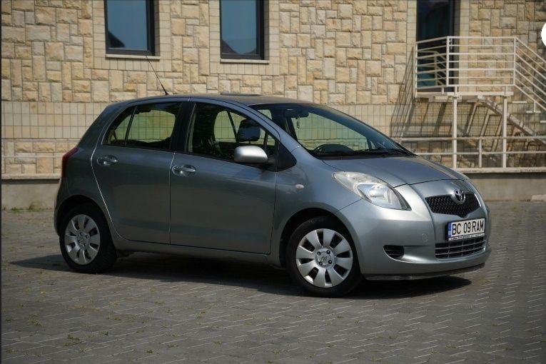 Toyota Yaris II Facelift 1.0 VVTI Echipare LUNA