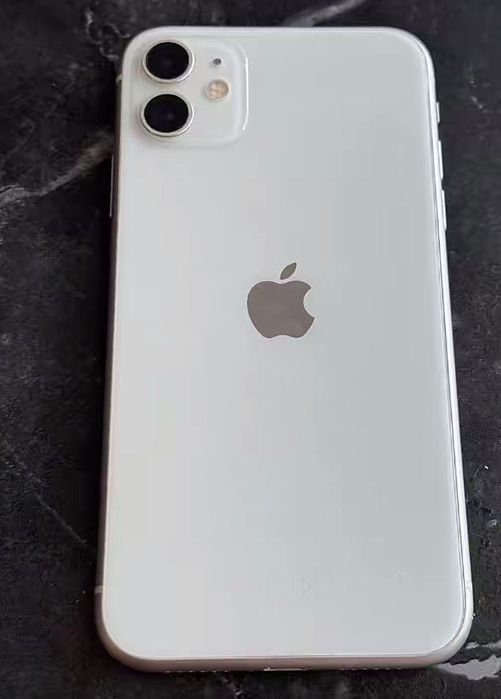 Продам айфон 11. Без коробки только зарядка и чехол