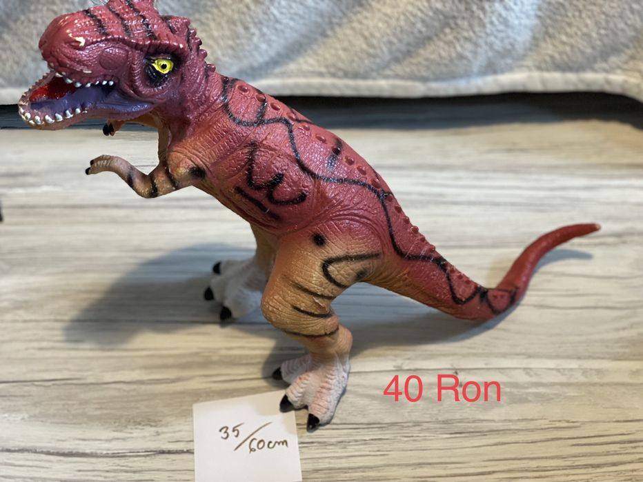 Dinozauri de diferite dimensiuni