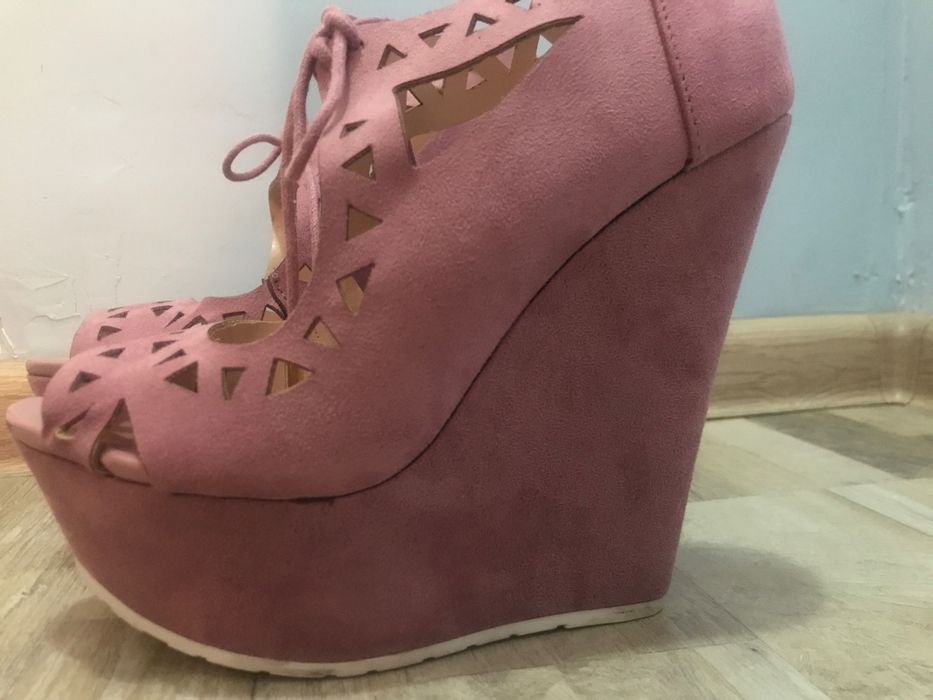 Дамски обувки на платформа