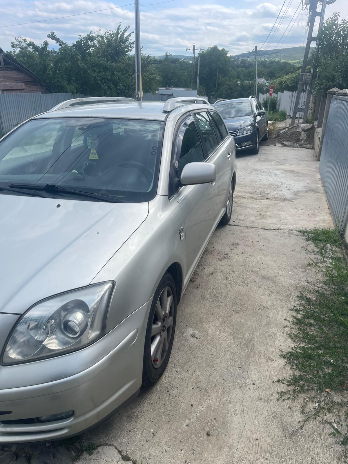 Vând sau dezmembrez Toyota Avensis