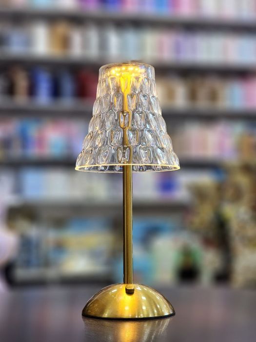 Настольная лампа с стеклянным абажуром и основой в золотом цвете