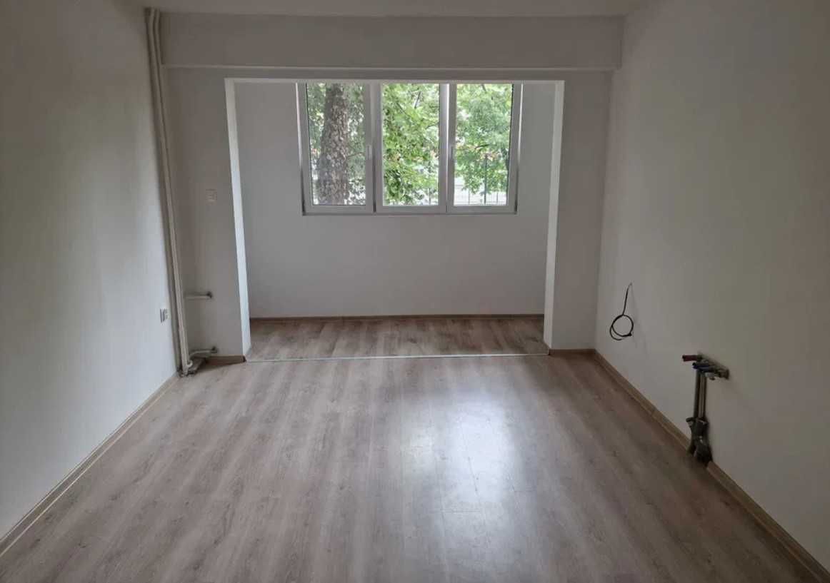 Продава се Тристаен апартамент в София, Толстой - 64 кв.м за 2235 €/кв.м - Снимка #2
