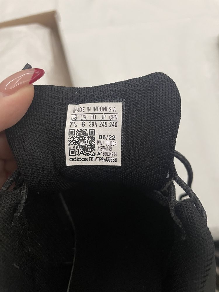 Продавам чисто нови маратонки Adidas не са ползвани.