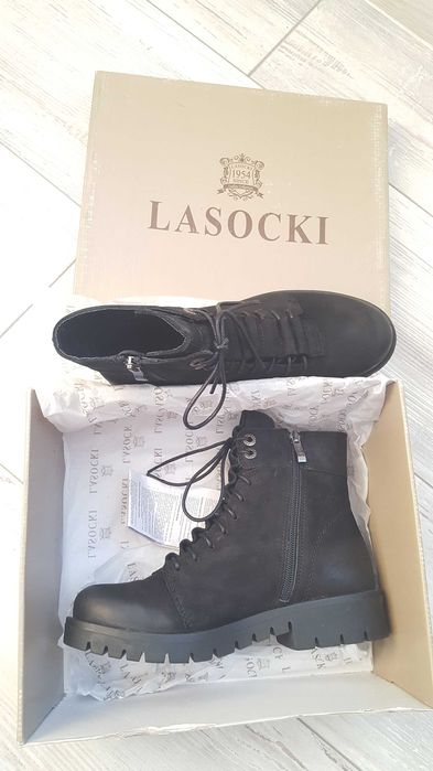 Черни дамски кожени боти Lasocki размер 38 от набук