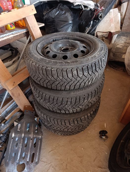 Продам комплект зимних шин с дисками