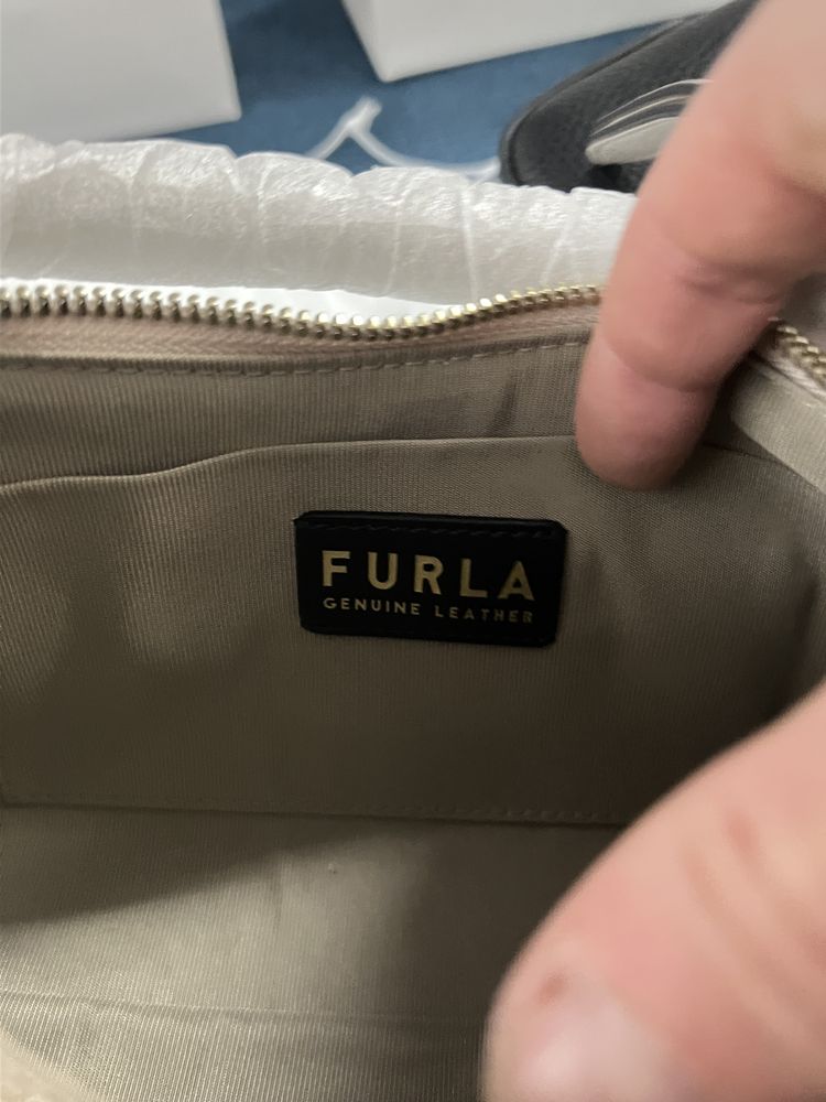 Furla Emera в черно и червено.100% оригинал със сериен номер,етикети