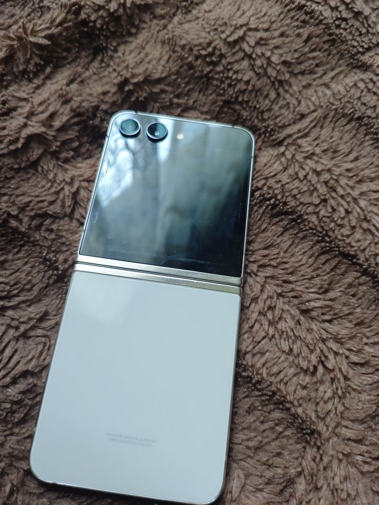 Galaxy z flip 5.
