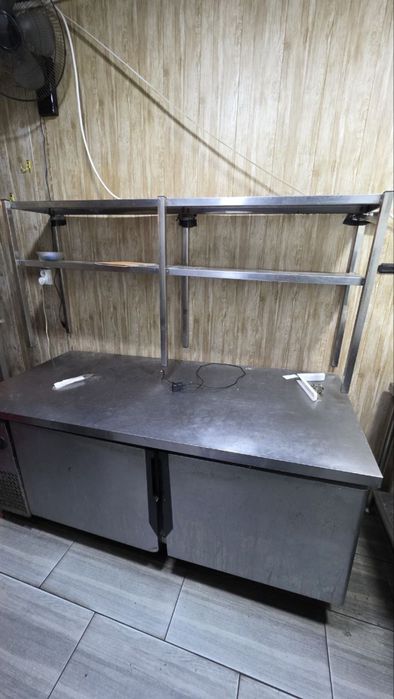 Продается стол холодильник со стелажом