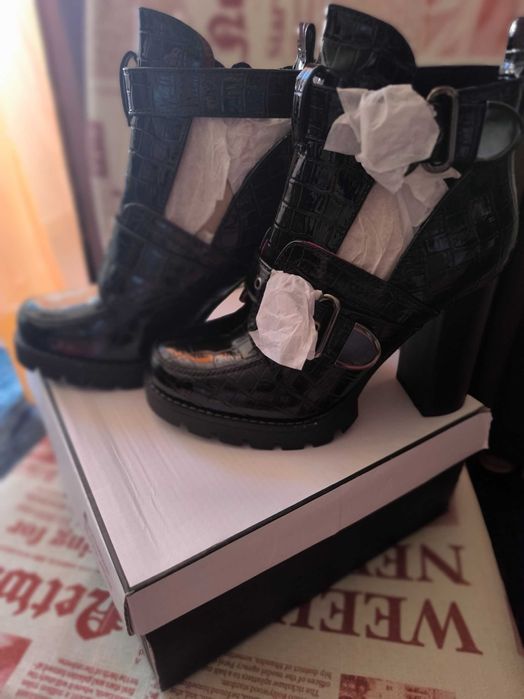 Кожени боти на висок ток