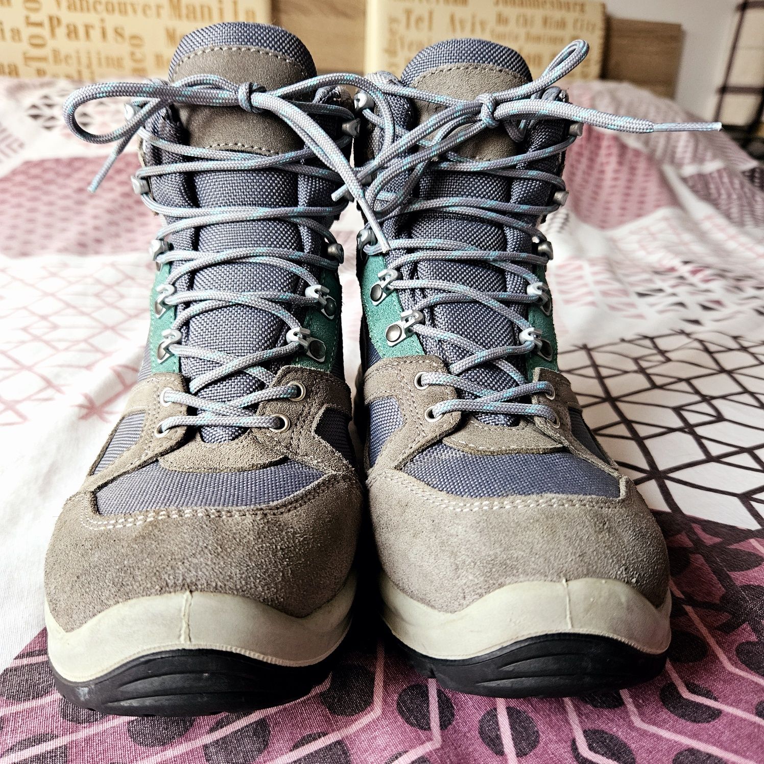 Дамски туристически обувки GarSport, подметка Vibram