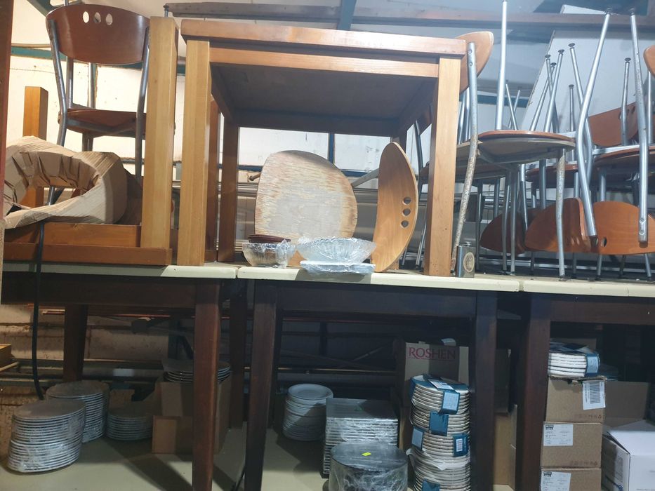 Дървени маси и столове