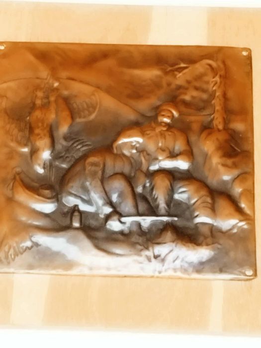 Медно пано върху дървена подложка