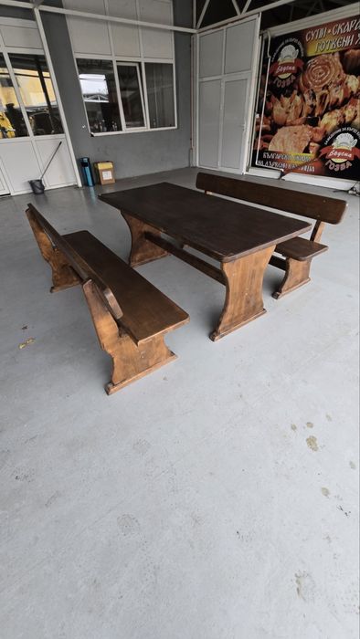 Продавам дървени маси и пейки комплект