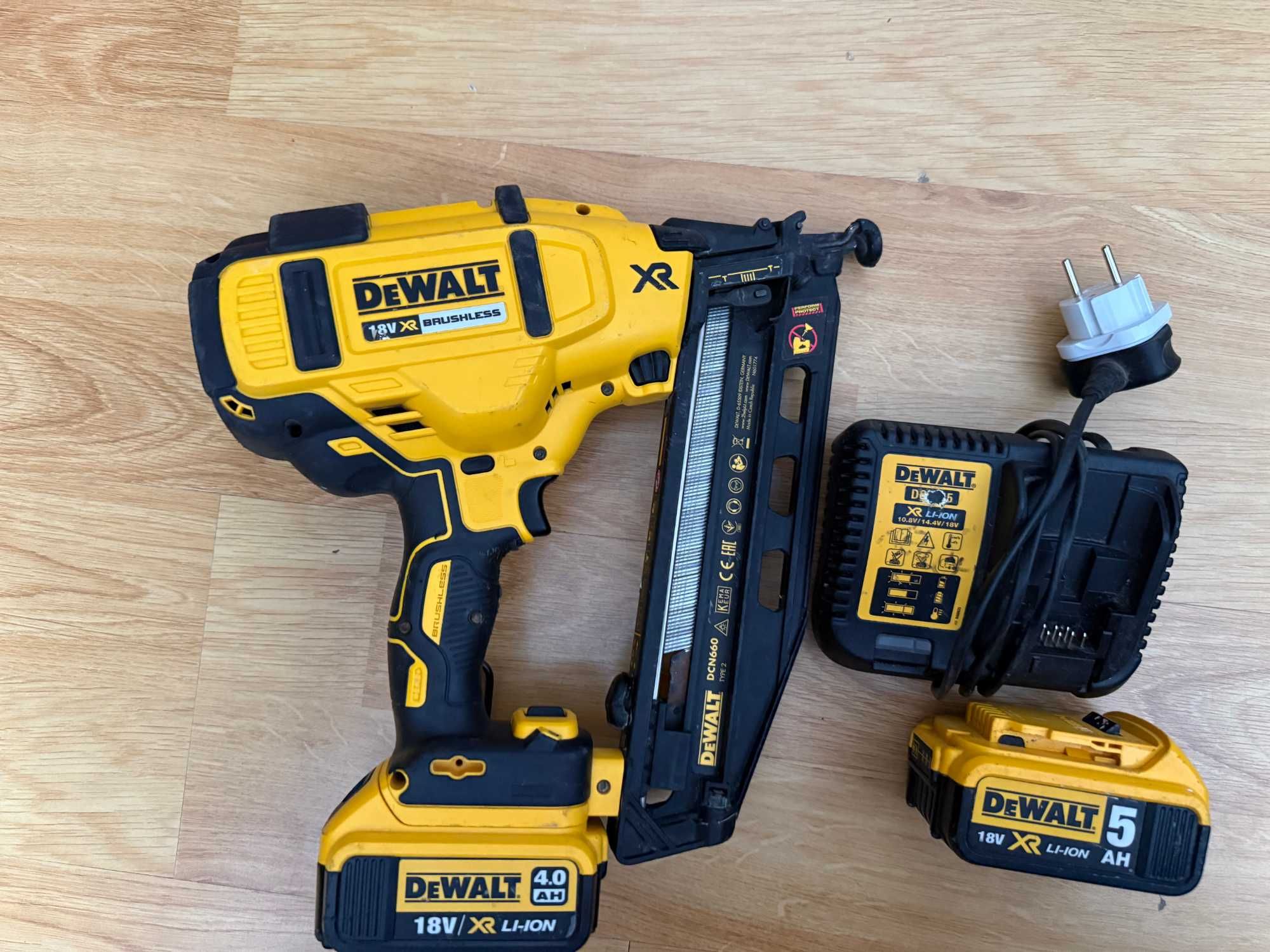 Dewalt DCN660 Такер