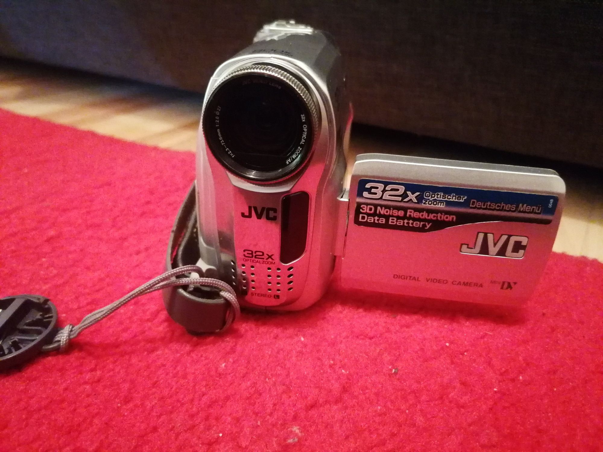 Vând camera de filmat JVC