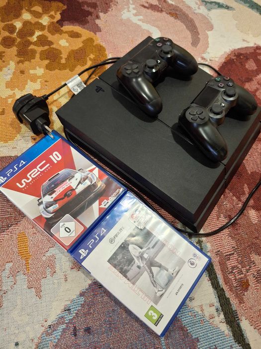 Плейстейшън 4 с два джойстика.