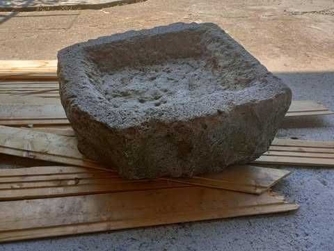 каменно корито с отвор (дупка)  +  подарък
