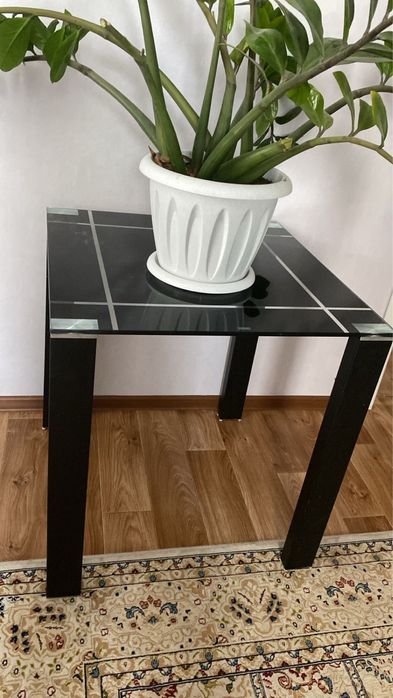 Продам стеклянный стол