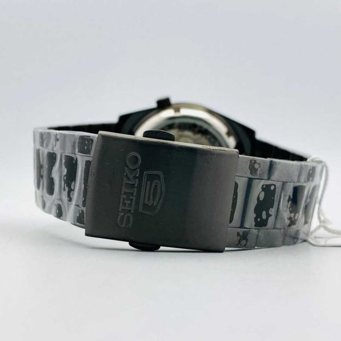 Автоматен часовник Seiko 5 със стоманен корпус и черен циферблат