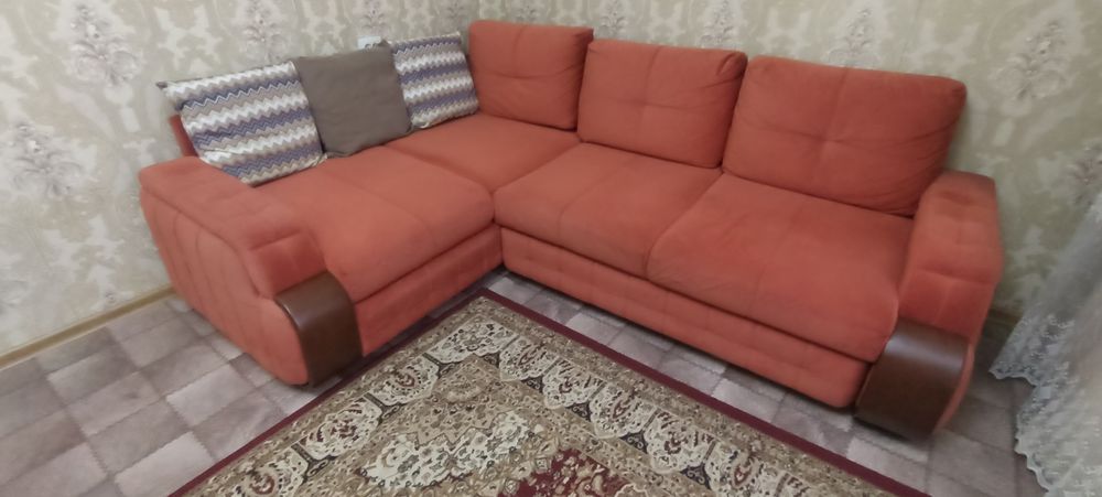 Продам угловой диван в хорошем состоянии нигде не порвано и сломана