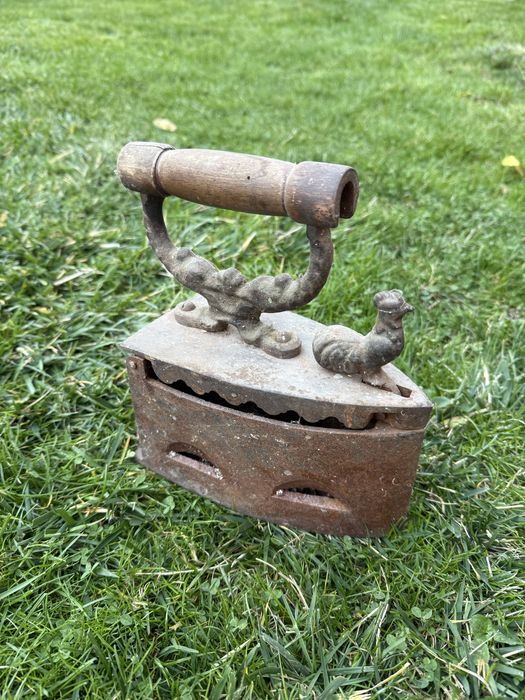 Старинна ютия с петле на въглища