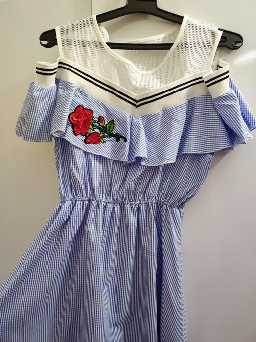 Ризена рокля с паднали рамена