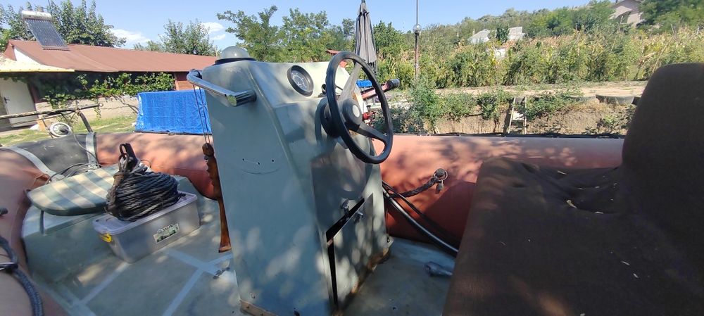 Barcă pneumatică cu chilă din fibră de sticlă + peridoc înmatriculat