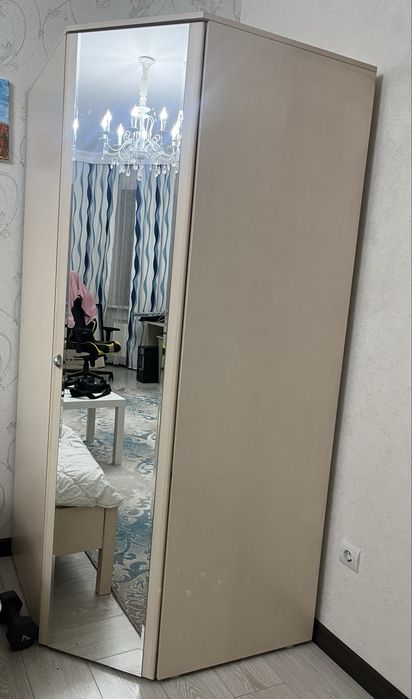 Шкаф угловой в хорошем состоянии