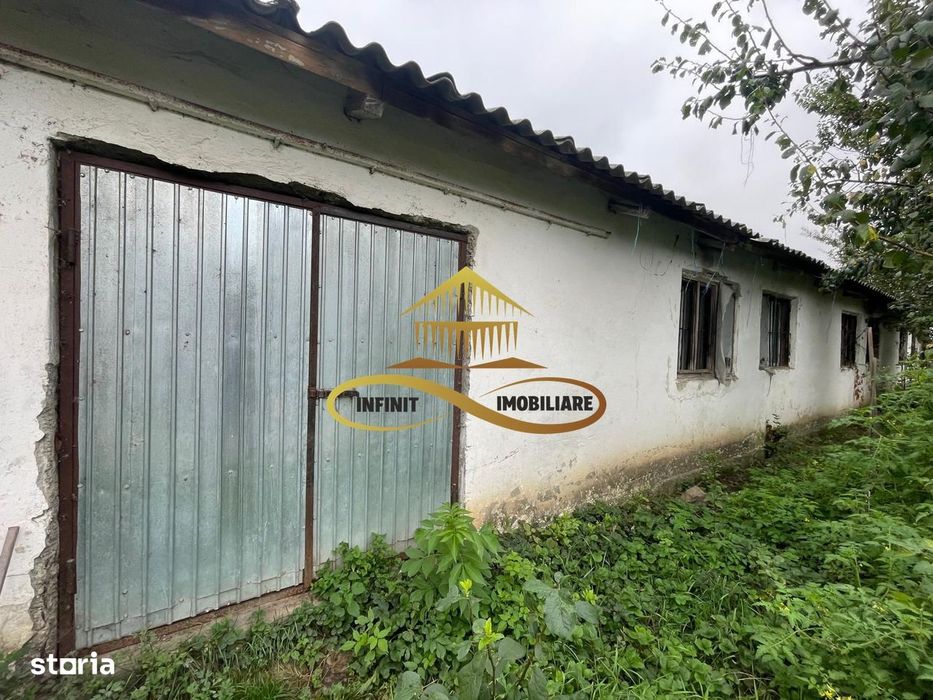 Cladire veche de vanzare in Saucesti Bacau