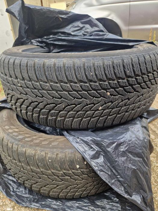 Vând anvelope Nokian 215/55/17