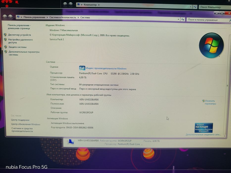 два компьютера с мониторами