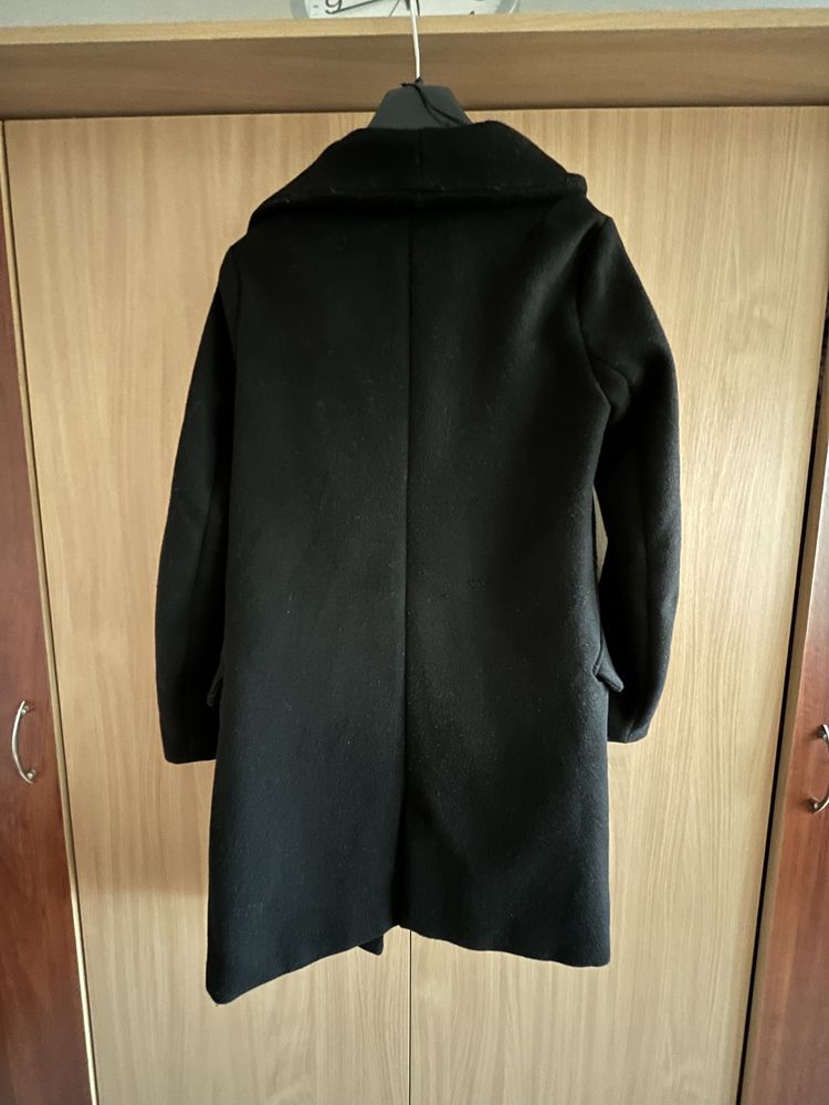 Черно палто BERSHKA