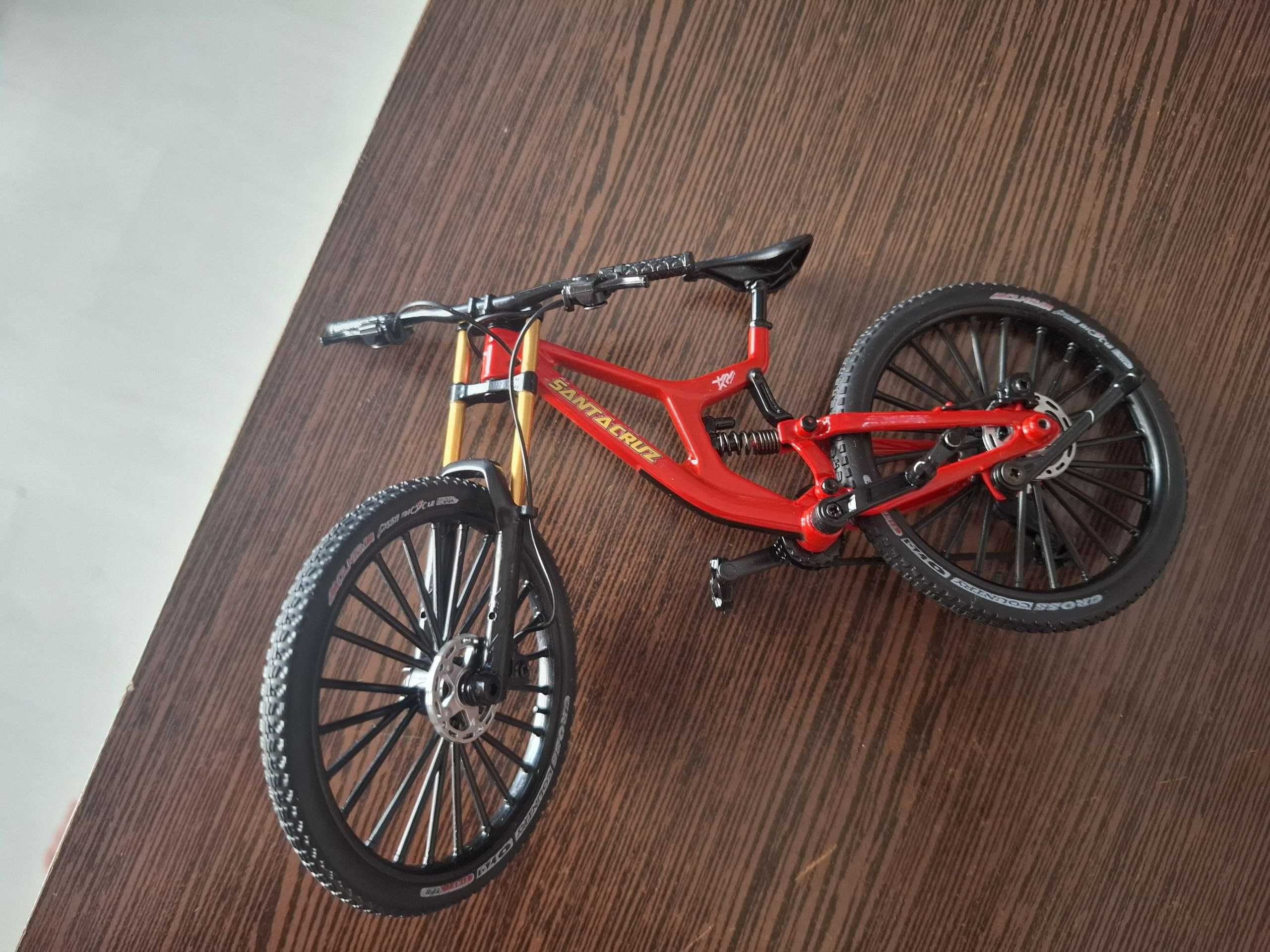 Macheta bicicleta Santa Cruz V10 29'' scara 1:10