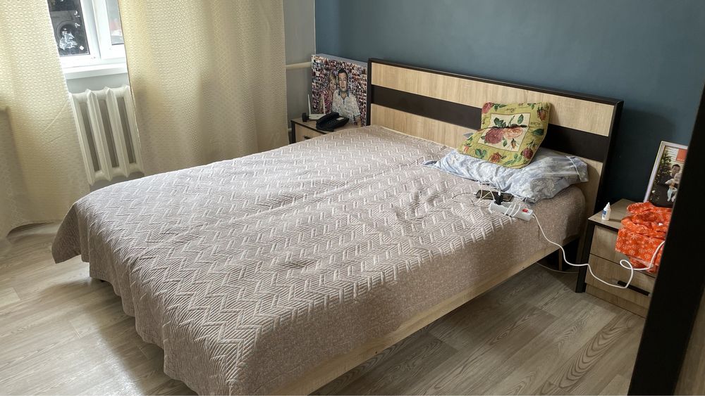 Продам двуспальную кровать с матрасом и тумбочками 2шт