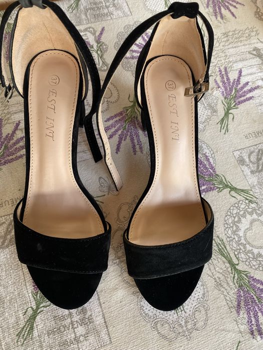 Vand pantofi negri cu toc