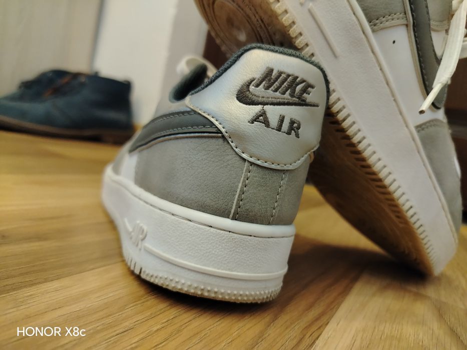 Vând Nike Air gri